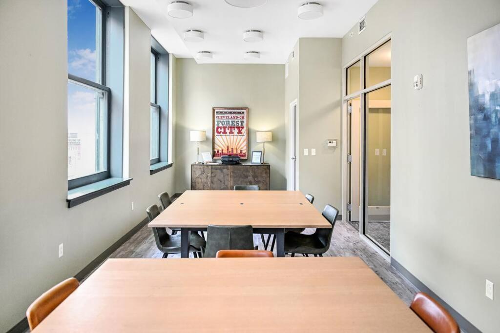 Heart Of Dt With Corner View And With Free Pool & Steam 307 Apartment Cleveland Ngoại thất bức ảnh