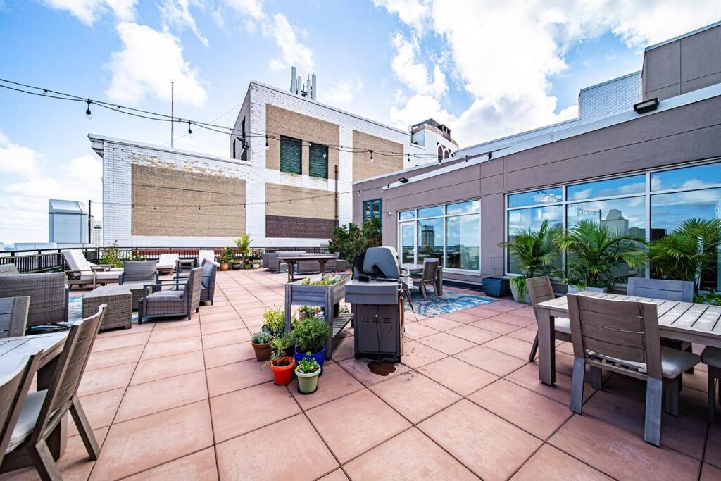 Heart Of Dt With Corner View And With Free Pool & Steam 307 Apartment Cleveland Ngoại thất bức ảnh